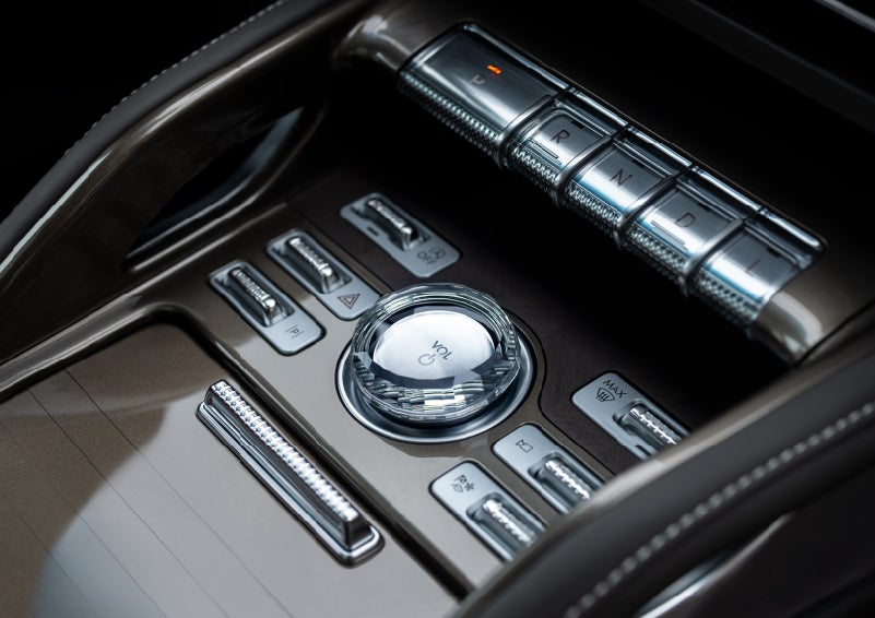 A crystal-inspired volume knob is shown in the center floor console of a 2024 Lincoln Nautilus® SUV. | Karl Malone Lincoln in El Dorado AR